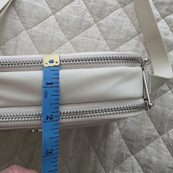 Lululemon Crossbody Camera Bag 2L NWOT - Picture 8 of 12